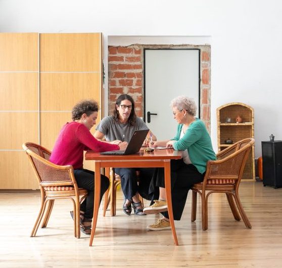 Equipo-aise-en-una-mesa-sentadas
